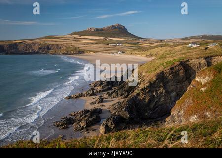 Whitesands Bay und Carn Llidi Hill in der Nähe von St David's City in West Wales, einem Surfziel mit einem Shop und einem Café. Stockfoto