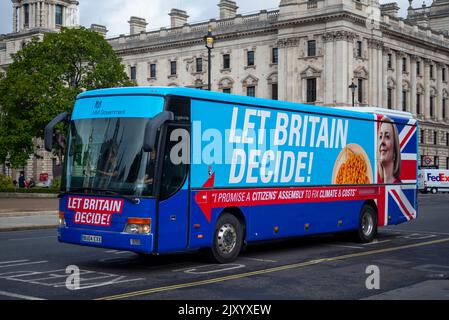 Ein Schwindel-Bus von Extinction Rebellion mit dem Aussehen eines Liz Truss-Kampagnenbusses. Bürgerversammlung zur Lösung von Klima und Kosten. Lasst Großbritannien Entscheiden Stockfoto