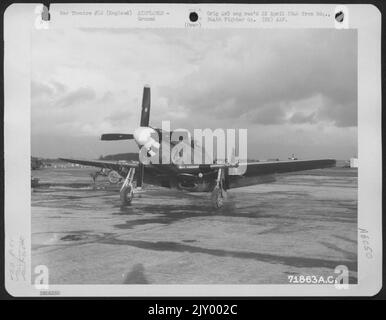 Major Stapleton's North American P-51 'Esie' der 364Th Fighter Group, 67. Fighter Wing, parkte auf dem Strip bei der 8. Air Force Station F-375, Honnington, England. 20. Dezember 1944. Stockfoto