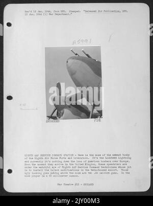Achte Aaf Service Command Station - Hier Ist Die Nase Des Neuesten Buddys Der Acht Forts Und Liberatoren Der Luftwaffe. Es ist der Lockheed Lightning und derzeit wird der Verlust amerikanischer Bomber über Europa gesenkt. Von dem Moment an, an dem sie in T ankommen Stockfoto