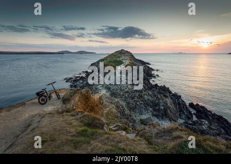 Die kleine Halbinsel an der Whitesands Bay in der Nähe von St David's City in West Wales, einem Surfziel mit einem Geschäft und einem Café. Stockfoto