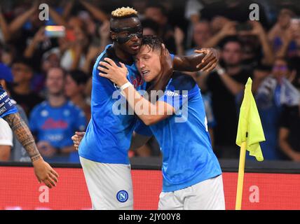 Napoli's Piotr Zielinski (rechts) feiern mit Victor Osimhen, nachdem sie beim UEFA Champions League Group A-Spiel im Diego Armando Maradona Stadium in Neapel, Italien, das erste Tor ihrer Mannschaft aus dem Elfmeterpunkt erzielt hatten. Bilddatum: Mittwoch, 7. September 2022. Stockfoto