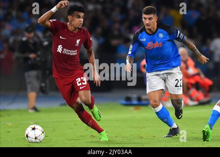 Liverpools Luis Diaz (links) und Napolis Khvicha Giovanni Di Lorenzo in Aktion während des UEFA Champions League Group A-Spiels im Diego Armando Maradona Stadium in Neapel, Italien. Bilddatum: Mittwoch, 7. September 2022. Stockfoto