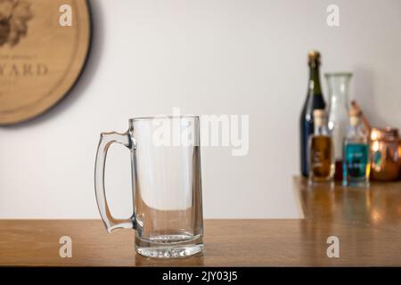 Leeres Bier-Stein-Glas auf Holzbar Stockfoto