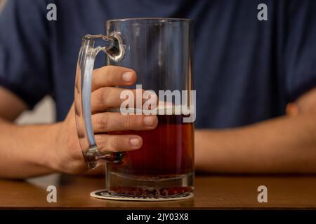 Nahaufnahme von „man's Hand Holding a Stein of Beer“ Stockfoto