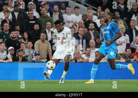 London, Großbritannien. 07. September 2022. Emerson #12 von Tottenham Hotspur kreuzt den Ball während des UEFA Champions League Spiels Tottenham Hotspur gegen Marseille im Tottenham Hotspur Stadium, London, Vereinigtes Königreich, 7.. September 2022 (Foto von Arron Gent/News Images) Credit: News Images LTD/Alamy Live News Stockfoto