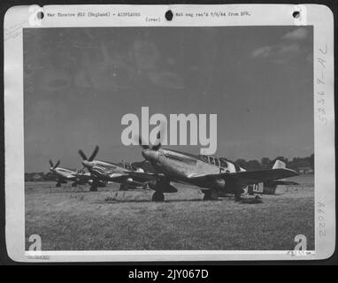 8. AAF P-51 Mustangs stehen auf ihrem englischen Flugplatz in der Schlange, bevor sie mit einer Langstreckenbomber-Eskorte starten. Beachten Sie die zusätzlichen Kraftstofftanks, die unter jedem Flügel des Gefechtskleides Mustang installiert sind. 361. Fighter Group. Stockfoto