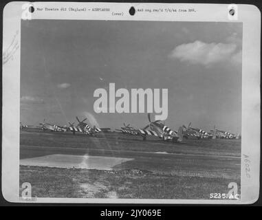 8. AAF P-51 Mustang Schlange sich auf ihrem englischen Flugplatz, bevor sie zu einer Langstreckenbomber-Eskorte aufbricht. Beachten Sie die Zusatztanks, die unter jedem Flügel des Gefechtskleides Mustang installiert sind. 376. Jagdgeschwader, 361 Jagdgeschwader. Stockfoto