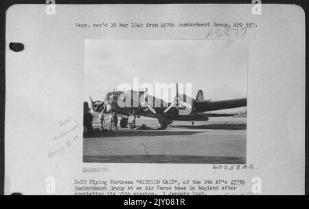 B-17 'Flying Fortress' 'Mission Maid' der 8. AF 457Th Bombardierungsgruppe auf einem Luftwaffenstützpunkt in England nach Abschluss der 75. Mission. 1. Januar 1945. Stockfoto