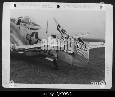 Battle Damaged Tail Sektion der nordamerikanischen P-51 (A/C 44-15576) der 364Th Fighter Group, 67. Fighter Wing, bei 8. Air Force Station F-375, Honnington, England. 22. Februar 1945. Stockfoto