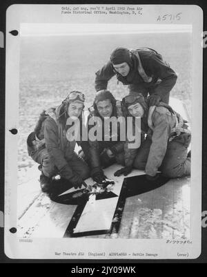 Besatzungsmitglieder der 458Th Bombengruppe weisen auf den Kampfschaden hin, der an ihrer konsolidierten B-24 angerichtet wurde. 1. Januar 1945. Stockfoto