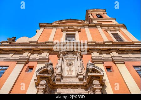 Alte katholische Kolonialkirche von San Sebastian y San Miguel. Blick auf die Fassade und den Turm. Stockfoto