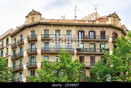 Altmodische Fassade in einem klassischen Gebäude mit Antennen an einem bewölkten Tag. Stockfoto