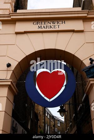 Ein Eingang zum Greenwich Market in London mit dem Schild und einem Logo. Stockfoto