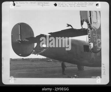 EINE ACHTE AAF-BOMBERKOMMANDATIONSSTATION, ENGLAND: Dies ist eine Rückansicht eines Bombers, der kürzlich von einer Mission über Deutschland zurückgekehrt ist. Dieser 8. AAF Liberator, bekannt als 'El Lobo', hat rund 500 Meilen einer Kampfmission geflogen, wobei der Schwanzturm in Scheiben geschnitten wurde Stockfoto