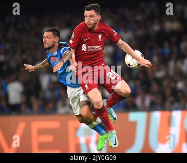 Napoli's Matteo Politano (links) und Liverpool's Andrew Robertson in Aktion während des UEFA Champions League Group A Spiels im Diego Armando Maradona Stadium in Neapel, Italien. Bilddatum: Mittwoch, 7. September 2022. Stockfoto