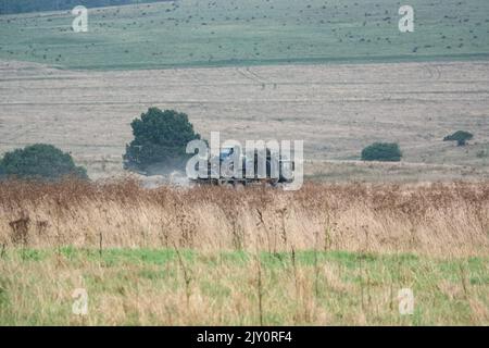 British Army MAN SV HX77 8x8 EPLS Heavy Utility Trucks in Aktion bei einer militärischen Übung Stockfoto