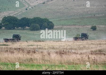 British Army MAN SV HX77 8x8 EPLS Heavy Utility Trucks in Aktion bei einer militärischen Übung Stockfoto
