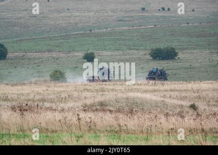 British Army MAN SV HX77 8x8 EPLS Heavy Utility Trucks in Aktion bei einer militärischen Übung Stockfoto