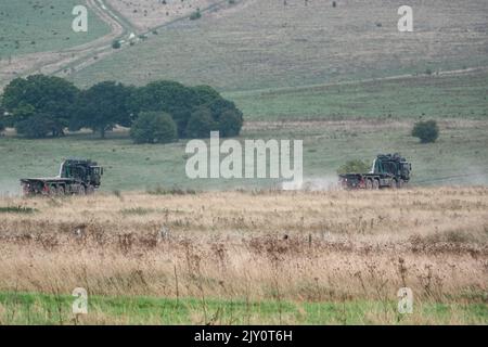 British Army MAN SV HX77 8x8 EPLS Heavy Utility Trucks in Aktion bei einer militärischen Übung Stockfoto