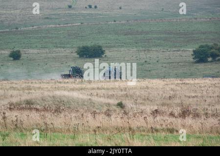 British Army MAN SV HX77 8x8 EPLS Heavy Utility Trucks in Aktion bei einer militärischen Übung Stockfoto