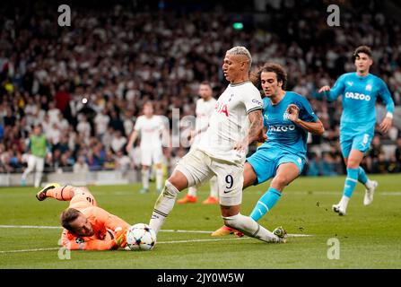 Die Richarlison von Tottenham Hotspur wird von Marseille-Torwart Pau Lopez während des UEFA Champions League-Spiel der Gruppe D im Tottenham Hotspur Stadium, London, angegangen. Bilddatum: Mittwoch, 7. September 2022. Stockfoto