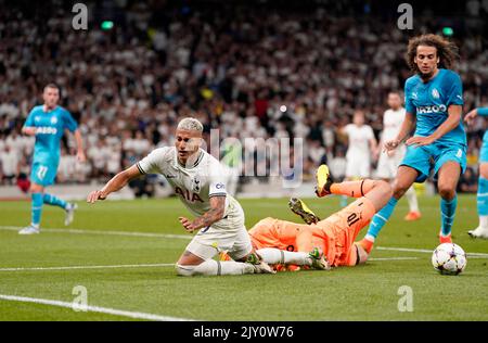 Die Richarlison von Tottenham Hotspur wird von Marseille-Torwart Pau Lopez während des UEFA Champions League-Spiel der Gruppe D im Tottenham Hotspur Stadium, London, angegangen. Bilddatum: Mittwoch, 7. September 2022. Stockfoto