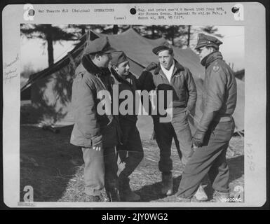 BELGIEN – über eine Mission vor den gefangenen deutschen Zelten, die für Operationen und Ordinaraum genutzt werden, sprechen 2. LT. Coleman F. Cody, Assistant Operations Officer, 356 Tappan St., Brookline, Mass.; S/Sgt. Herbert Young, 136, 172. St. Stockfoto