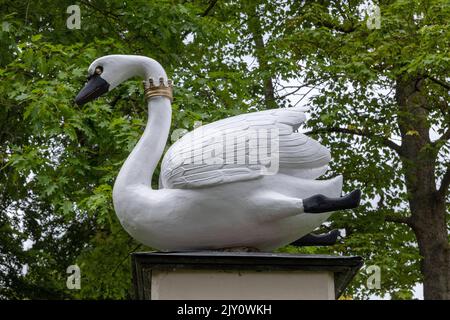 Schwanenstatue vor dem Dom, Bad Doberan, Mecklenburg-Vorpommern, Deutschland Stockfoto