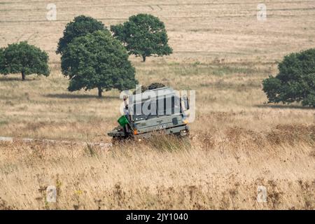 British Army MAN HX58 6x6 Heavy Utility Truck EPLS in Aktion bei einer militärischen Übung Stockfoto