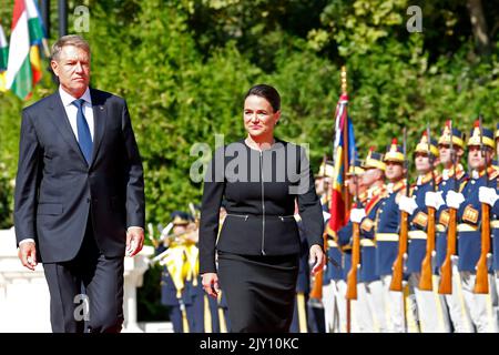 Bukarest, Rumänien. 7. September 2022. Der rumänische Präsident Klaus Iohannis (L, Front) und der ungarische Präsident Katalin Novak (R, Front) überprüfen die Ehrenwache während einer Begrüßungszeremonie im Präsidentenpalast von Cotroceni in Bukarest, Rumänien, am 7. September 2022. Katalin Novak, die zu Besuch in Ungarn war, sagte am Mittwoch, dass ihr Land Rumäniens Bewerbung um den Beitritt zur offenen Schengen-Zone unterstützt. Quelle: Cristian Cristel/Xinhua/Alamy Live News Stockfoto