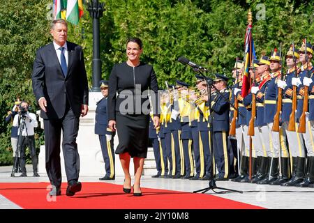 Bukarest, Rumänien. 7. September 2022. Der rumänische Präsident Klaus Iohannis (L, Front) und der ungarische Präsident Katalin Novak (R, Front) überprüfen die Ehrenwache während einer Begrüßungszeremonie im Präsidentenpalast von Cotroceni in Bukarest, Rumänien, am 7. September 2022. Katalin Novak, die zu Besuch in Ungarn war, sagte am Mittwoch, dass ihr Land Rumäniens Bewerbung um den Beitritt zur offenen Schengen-Zone unterstützt. Quelle: Cristian Cristel/Xinhua/Alamy Live News Stockfoto