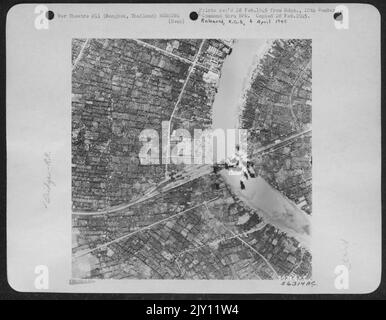 Boeing B-29 Superfestungen von Brig. General Roger M. Rameys Bomberkommando aus dem Jahr 20. demonstrieren erneut präzise hochgelegene Präzisionsbombenangriffe, indem eine der Mittelspannen der Rama VI-Brücke in Bangkok, dem von Japan besetzten Thailand, zerstört wird Stockfoto