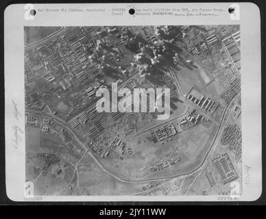 Bombenladungen von Boeing B-29 Superfestungen von Maj. General Curtis E. LeMays Bomberkommando 20. verputzen das japanische Arsenal in Mukden, Mandschurei. Stockfoto