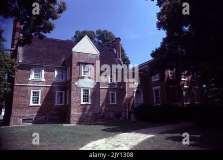 Surry VA USA 9/1993. Bacon’s Castle. Bacon's Castle, oder 'Allen's Brick House' oder das 'Arthur Allen House' befindet sich in Surry County, Virginia, USA. Es ist die älteste dokumentierte Ziegelwohnung in den heutigen Vereinigten Staaten. Es wurde 1665 erbaut und gilt als ein äußerst seltenes Beispiel jakobischer Architektur in der Neuen Welt. Das Haus wurde als "Bacons Burg" bekannt, weil es als Festung oder "Burg" von den Anhängern von Nathaniel Bacon während der Rebellion von Bacon im Jahr 1676 besetzt wurde. Im Gegensatz zur populären Folklore lebte Bacon jedoch nie in Bacons Schloss. Stockfoto