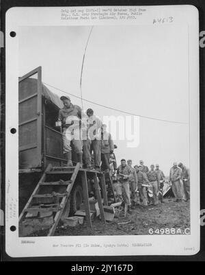 Männer der 612Th Engineering Squadron, 364Th Service Group, bewegen sich die stilähnliche Rampe an der Seite des Chuck Wagon hinauf, um ihr Mittagsmahl zu bekommen. Das Menü Beinhaltete Fried Spam, Grüne Erbsen, Fleisch- Und Gemüseeintopf, Heiße Kekse, Kaffee Und Ananas In Der Dose. Stockfoto