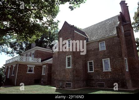 Surry VA USA 9/1993. Bacon’s Castle. Bacon's Castle, oder 'Allen's Brick House' oder das 'Arthur Allen House' befindet sich in Surry County, Virginia, USA. Es ist die älteste dokumentierte Ziegelwohnung in den heutigen Vereinigten Staaten. Es wurde 1665 erbaut und gilt als ein äußerst seltenes Beispiel jakobischer Architektur in der Neuen Welt. Das Haus wurde als "Bacons Burg" bekannt, weil es als Festung oder "Burg" von den Anhängern von Nathaniel Bacon während der Rebellion von Bacon im Jahr 1676 besetzt wurde. Im Gegensatz zur populären Folklore lebte Bacon jedoch nie in Bacons Schloss. Stockfoto