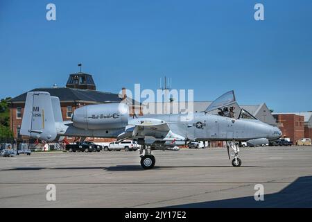 Ein Pilot der 107. Fighter Squadron, 127. Wing, Michigan Air National Guard, taxis in einem A-10 Thunderbolt II auf der Selfridge Air National Guard Base am 1. September 2022. Die A-10, die im Sinne des Warthog genannt wird, ist das erste Flugzeug der Air Force, das speziell für die Unterstützung in der Nähe der Luft entwickelt wurde. Der effektive und überlebensfähige Warthog trägt eine Vielzahl von Munitionsmitteln, die gegen alle Bodenziele, einschließlich Panzer und andere gepanzerte Fahrzeuge, eingesetzt werden können. (Foto der US Air National Guard von Terry L. Atwell) Stockfoto