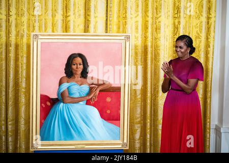 Die ehemalige First Lady Michelle Obama während einer Zeremonie zur Enthüllung ihres offiziellen Porträts des Weißen Hauses in Washington, DC, USA, am Mittwoch, den 7. September, 2022. Die Porträts von Barack Obama und Michelle Obama, die von der White House Historical Association erworben und in Auftrag gegeben wurden, wurden von Robert McCurdy bzw. Sharon Sprung gemalt. Quelle: Al Drago/Pool via CNP /MediaPunch Stockfoto