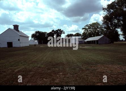 Surry VA USA 9/1993. Bacon’s Castle. Bacon's Castle, oder 'Allen's Brick House' oder das 'Arthur Allen House' befindet sich in Surry County, Virginia, USA. Es ist die älteste dokumentierte Ziegelwohnung in den heutigen Vereinigten Staaten. Es wurde 1665 erbaut und gilt als ein äußerst seltenes Beispiel jakobischer Architektur in der Neuen Welt. Das Haus wurde als "Bacons Burg" bekannt, weil es als Festung oder "Burg" von den Anhängern von Nathaniel Bacon während der Rebellion von Bacon im Jahr 1676 besetzt wurde. Im Gegensatz zur populären Folklore lebte Bacon jedoch nie in Bacons Schloss. Stockfoto