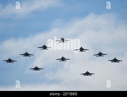 220905-N-TF-1008 VIRGINIA BEACH, VA. (Sept 5, 2022) die „Red Rippers“ des Strike Fighter Squadron (VFA) 11 fliegen in Formation während einer Heimkehr an Bord der Naval Air Station Oceana. VFA 11, angeschlossen an Carrier Air Wing (CVW) 1, schloss einen neunmonatigen Einsatz an Bord des Nimitz-Klasse-Flugzeugträgers USS Harry S. Truman (CVN 75) als Teil der Harry S. Truman Carrier Strike Group zur Unterstützung von Marineoperationen zur Aufrechterhaltung der maritimen Stabilität und Sicherheit ab. (USA Navy Photo von Mass Communication 2. Class Michael Botts/veröffentlicht) Stockfoto