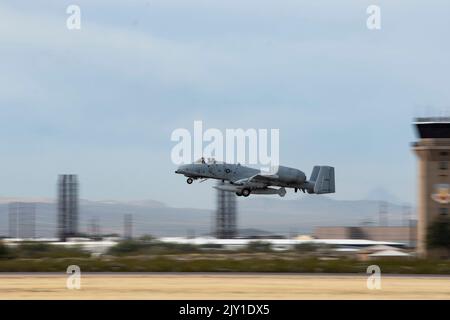 Ein Dem 354. Fighter Squadron Zugeordneter A-10C Thunderbolt II hebt auf der Davis-Monthan Air Force Base, Arizona, ab. Der Luftwaffenstützpunkt Davis-Monthan entwickelt eine verstärkte Bereitschaft, vom Verteidigungsministerium geleitete Dienstmitglieder zur Unterstützung der NATO und der europäischen Partner einzusetzen und Aggressionen abzuschrecken. (USA Foto der Luftwaffe von Staff Sgt. Kristine Legate) Stockfoto