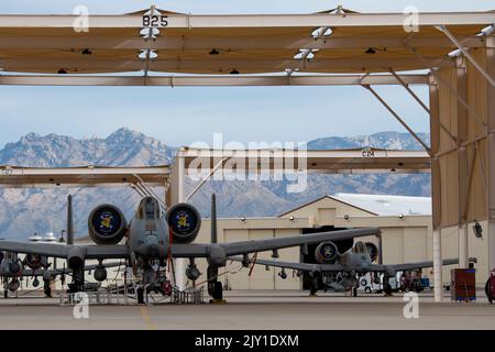 A-10C Thunderbolt IIS, die dem 354. Fighter Squadron zugewiesen wurden, sind auf der Davis-Monthan Air Force Base, Arizona, einsatzfähig. Der Luftwaffenstützpunkt Davis-Monthan entwickelt eine verstärkte Bereitschaft, vom Verteidigungsministerium geleitete Dienstmitglieder zur Unterstützung der NATO und der europäischen Partner einzusetzen und Aggressionen abzuschrecken. (USA Foto der Luftwaffe von Staff Sgt. Kristine Legate) Stockfoto