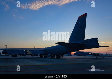Die Sonne geht über einer B-52H-Stratofortress auf der Fluglinie auf der Minot Air Force Base, North Dakota, am 23. August 2022 auf. Die B-52H Stratofortress ist ein schwerer Bomber, der eine Vielzahl strategischer Missionen ausführen kann. (USA Luftwaffe Foto von Airman Alysa Knott) Stockfoto