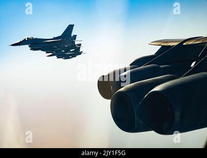 Drei Royal Bahraini Air Force F-16 Fighting Falcons begleiten eine US Air Force 23. Expeditionary Bomb Squadron B-52H Stratofortress über den Persischen Golf zur Unterstützung einer Bomber Task Force Mission, 4. September 2022. Die beiden B-52s, die für diese BTF-Mission eingesetzt wurden, verließen RAF Fairford, Großbritannien, und flogen nonstop über das östliche Mittelmeer, die arabische Halbinsel und das Rote Meer, bevor sie nach RAF Fairford zurückkehrten. (USA Luftwaffe Foto von Senior Airman Michael A. Richmond) Stockfoto