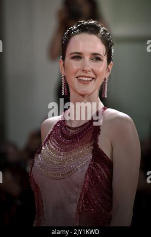 Venedig, Italien. 06. September 2022. Rachel Brosnahan nimmt an der Premiere von „Dead for A Dollar“ auf dem Red Carpet Festival 79. am 6. September 2022 in Venedig, Italien, Teil. Foto von Rocco Spaziani/UPI Credit: UPI/Alamy Live News Stockfoto