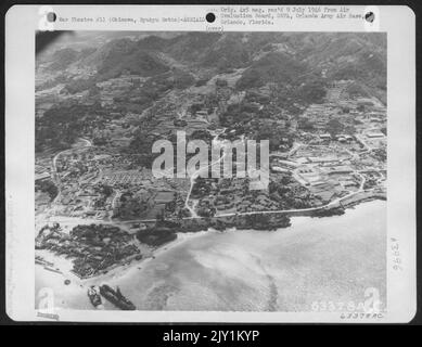 5. Gebiet des Luftwaffenhauptquartiers (Motabu) entlang der North Route #1, Westseite von Okinawa. Heck Echelon Kam Ende Juli An. Landungen Wurden Vom Lst Links Unten, Im Vordergrund Des Bildes, Durchgeführt. 1945. Stockfoto