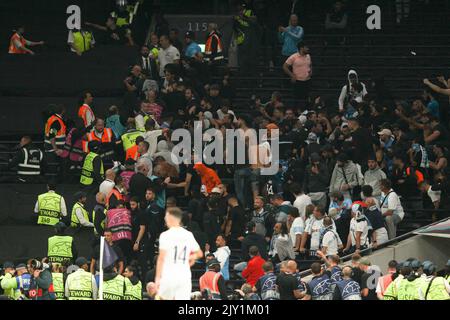 London, Großbritannien. 07. September 2022. Hässliche Szenen, in denen Marseille-Anhänger während des UEFA Champions League-Spiels zwischen Tottenham Hotspur und Olympique de Marseille am 7. September 2022 im Tottenham Hotspur Stadium, London, England, mit der Polizei zusammenstoßen. Foto von Ken Sparks. Nur zur redaktionellen Verwendung, Lizenz für kommerzielle Nutzung erforderlich. Keine Verwendung bei Wetten, Spielen oder Veröffentlichungen einzelner Clubs/Vereine/Spieler. Kredit: UK Sports Pics Ltd/Alamy Live Nachrichten Stockfoto