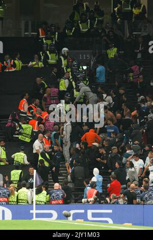 London, Großbritannien. 07. September 2022. Hässliche Szenen, in denen Marseille-Anhänger während des UEFA Champions League-Spiels zwischen Tottenham Hotspur und Olympique de Marseille am 7. September 2022 im Tottenham Hotspur Stadium, London, England, mit der Polizei zusammenstoßen. Foto von Ken Sparks. Nur zur redaktionellen Verwendung, Lizenz für kommerzielle Nutzung erforderlich. Keine Verwendung bei Wetten, Spielen oder Veröffentlichungen einzelner Clubs/Vereine/Spieler. Kredit: UK Sports Pics Ltd/Alamy Live Nachrichten Stockfoto