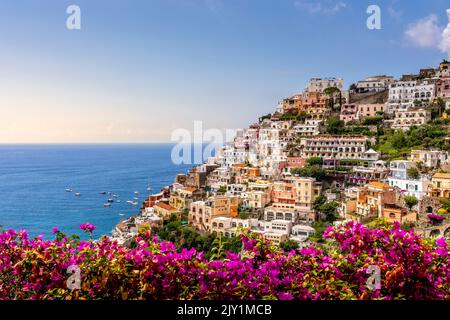 Positano, Italien - 17. Juli 2021: Blick auf das Dorf Positano an der Amalfiküste in Italien Stockfoto